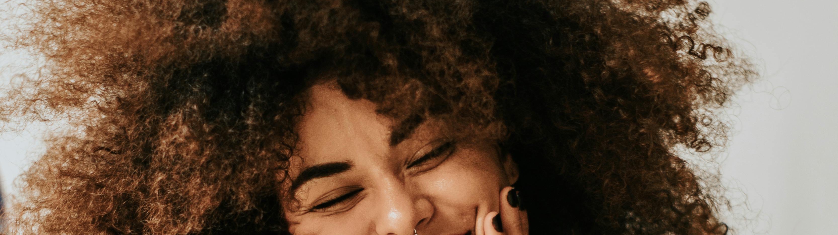 Arganoel Haarpflege Frau mit gewaschenen Haaren und Handtuch