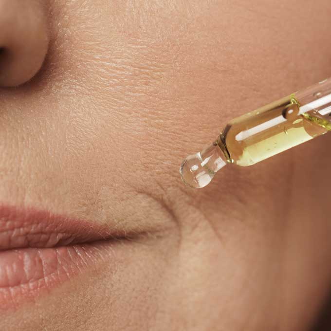Kaktusfeigenkernoel-Argandor-Cosmetic-Naturkosmetik-Frau-mit-Pipette-Anwendung-Produktfoto Kaktusfeigenkernoel-Argandor-Cosmetic-Naturkosmetik-Frau-mit-Pipette-Anwendung-Produktfoto
