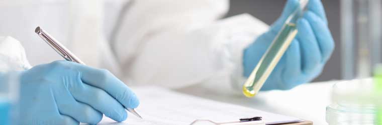 Frau mit Pipette und Arganöl im Gesicht