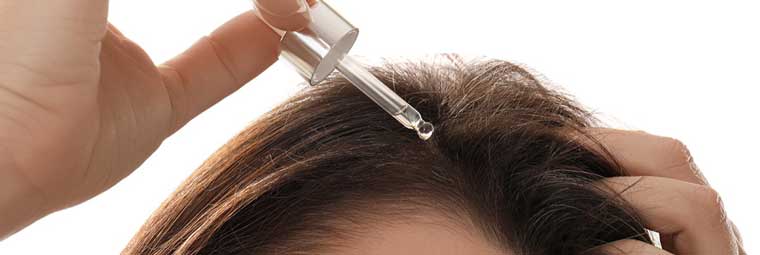 Kopfhautpflege und Haarpflege Haare mit Pipette und Arganoel für die Haare